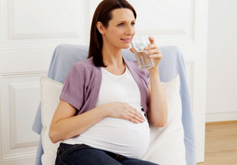 孕妇可以喝隔夜开水吗 孕妇喝水时间参考