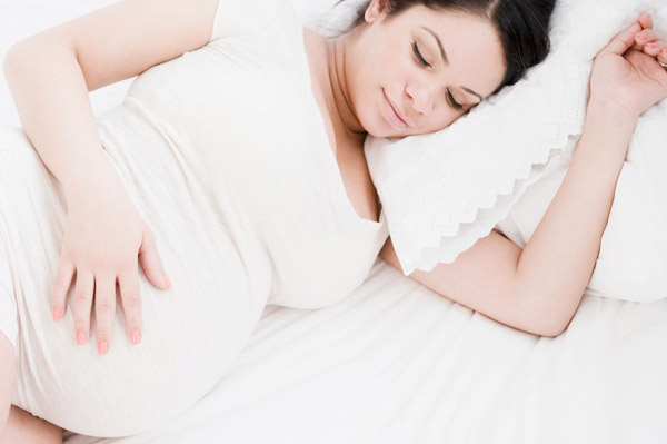 左侧卧是最佳孕晚期睡姿 可减少胎位和分娩异常