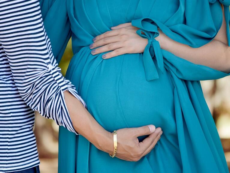 孕早期产检正常，但出现了褐色分泌物怎么办？
